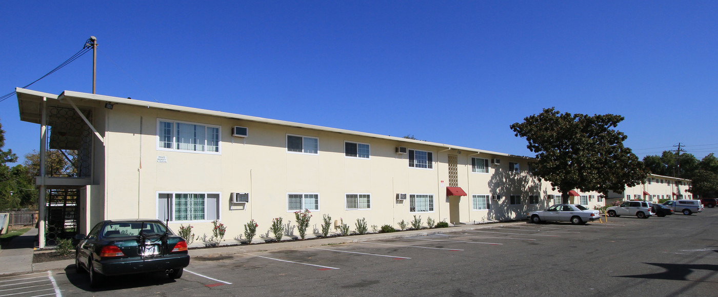 Laurel Village Apartments in North Highlands, CA - Building Photo