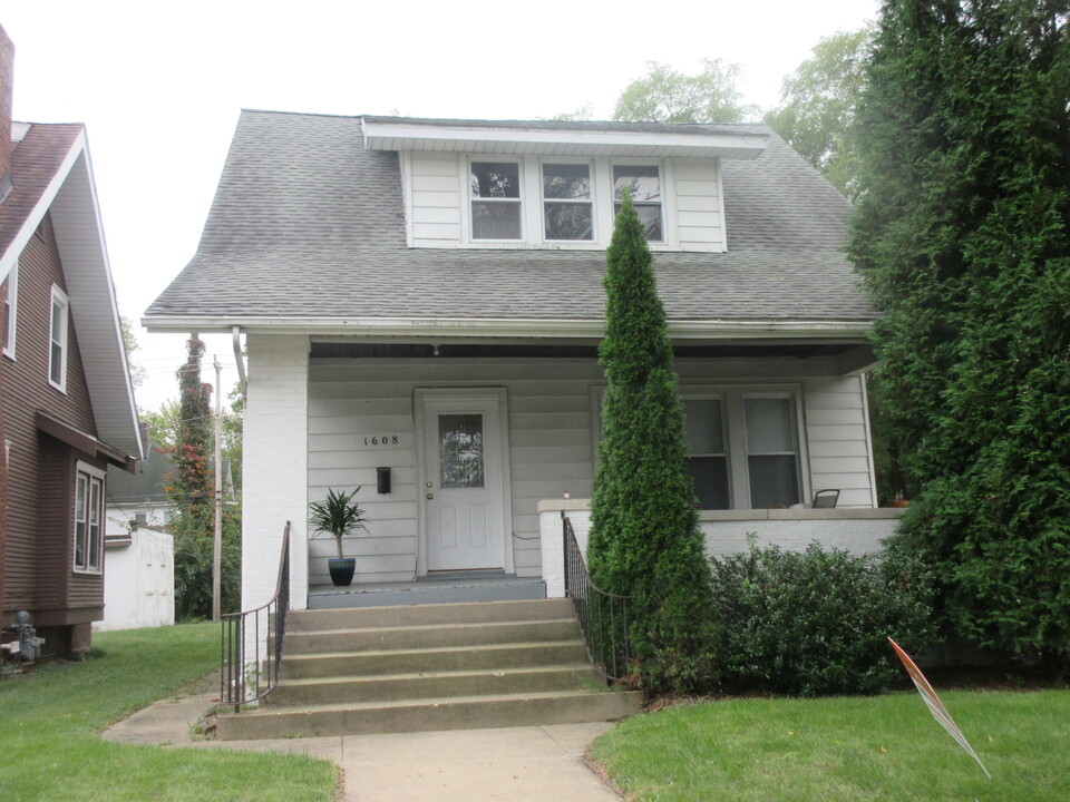 1608 W Fredonia Ave in Peoria, IL - Building Photo