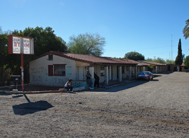 Howdy Manor Apartments in Tucson, AZ - Building Photo - Building Photo