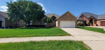21391 Marina Cir in Macomb, MI - Building Photo