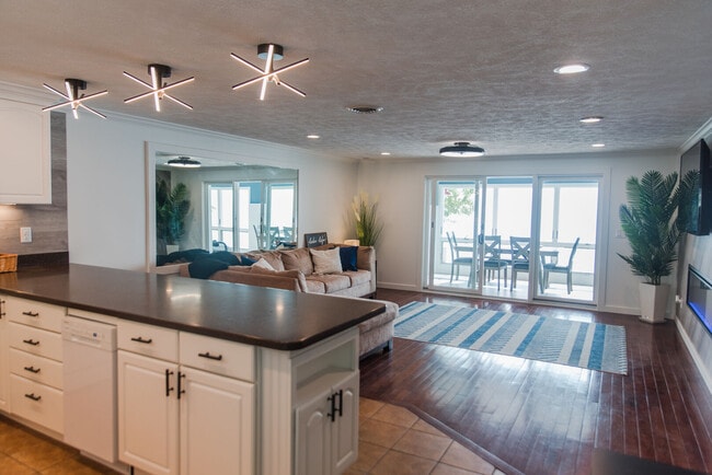 7633 S West Bay Shore Dr in Traverse City, MI - Building Photo - Building Photo