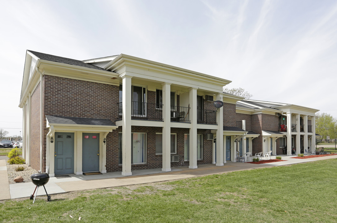 Highland Park Apartments in Fridley, MN - Building Photo