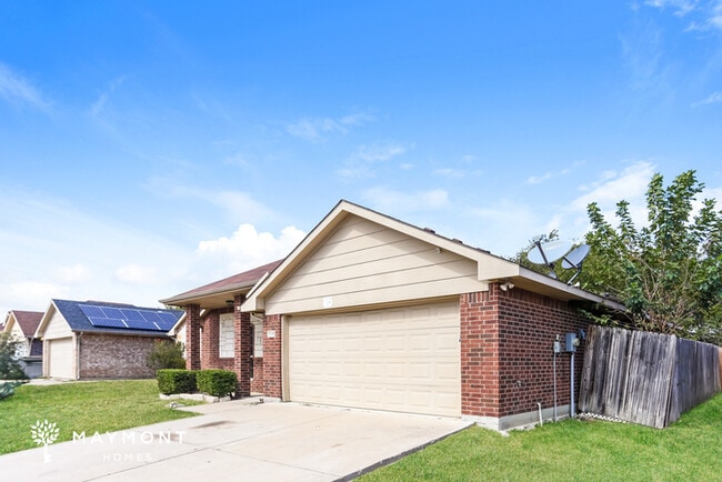 3145 Royal Crest Dr in Fort Worth, TX - Building Photo - Building Photo
