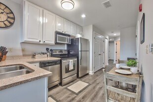 215 W College Ave in Tallahassee, FL - Building Photo