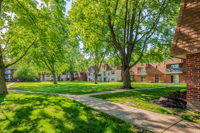 Jamestown Village Apartments in North Olmsted, OH - Building Photo - Building Photo