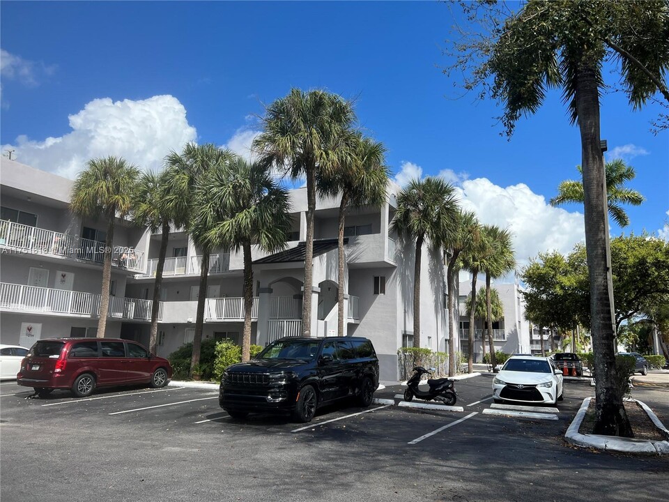 2760 W 76th St, Unit 202 in Hialeah, FL - Building Photo