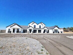 384 Erin St in Pahrump, NV - Building Photo - Building Photo