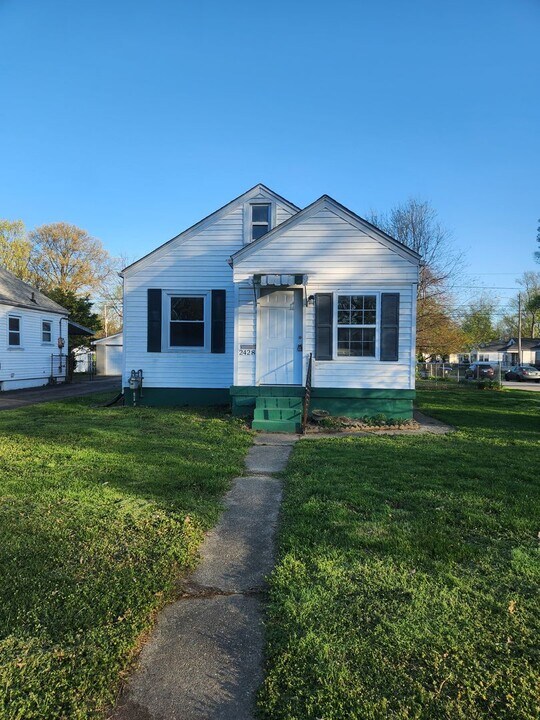 2428 Lindbergh Dr in Louisville, KY - Building Photo