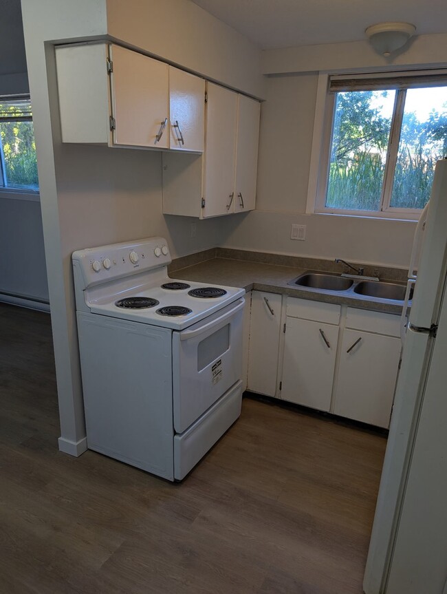 2212 Redwood St in Prince George, BC - Building Photo - Building Photo