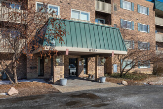 The Regency Square Apartments in Elk Grove Village, IL - Building Photo - Building Photo