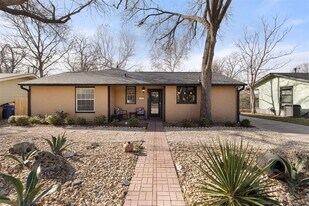 1501 Broadmoor Dr in Austin, TX - Building Photo