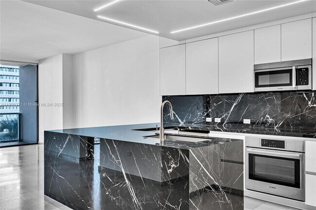 88 SW 7th St in Miami, FL - Building Photo - Building Photo