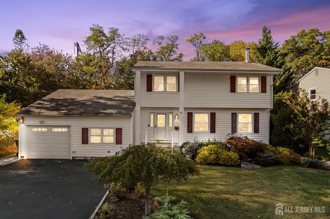 14 Mayling Ct in Edison, NJ - Building Photo