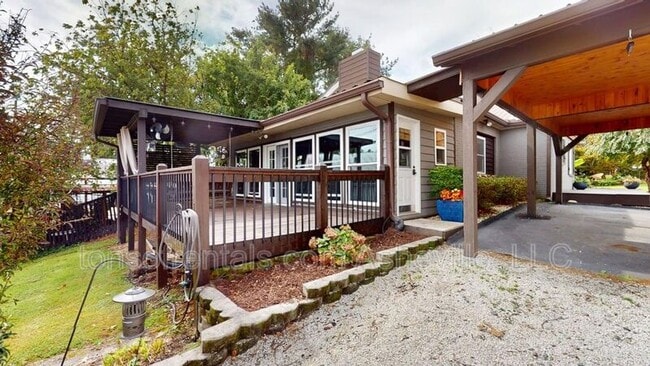 423 Crest Rd in East Flat Rock, NC - Building Photo - Building Photo