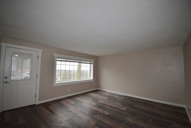 701 Weber Ave in Brownsville, OR - Building Photo - Building Photo