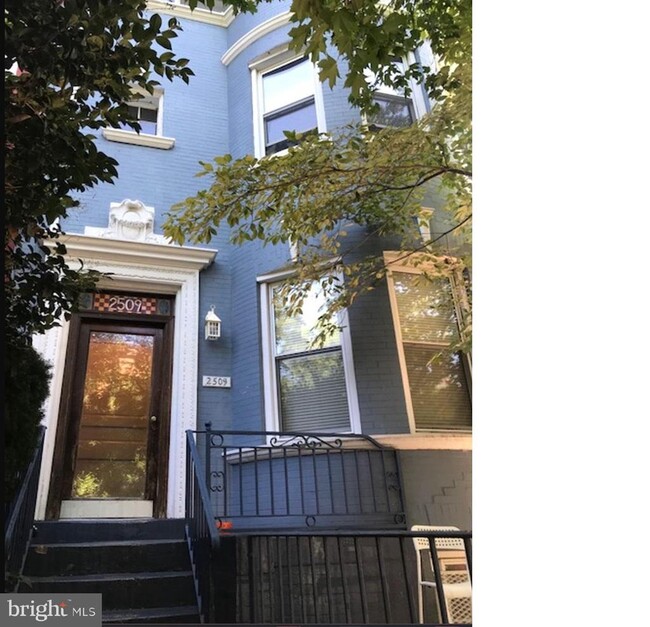 property at 2509 Cliffbourne Pl NW