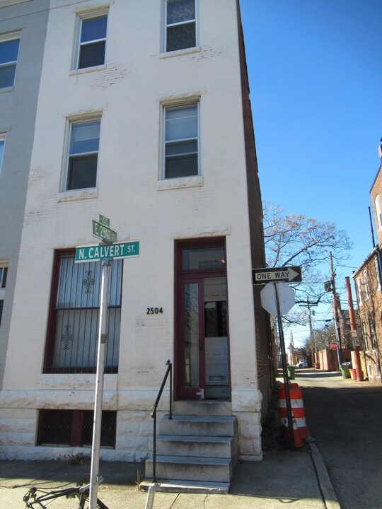 2504 N Calvert St in Baltimore, MD - Building Photo