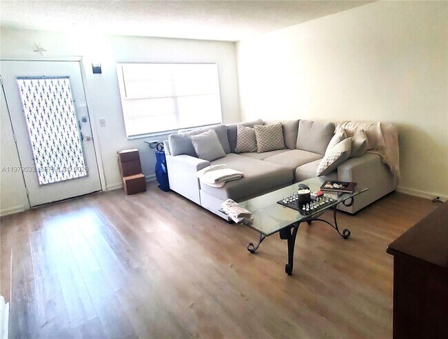 800 SW 131st Ave in Pembroke Pines, FL - Building Photo - Building Photo