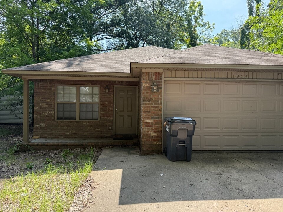 1214 N Boston Pl in Russellville, AR - Building Photo