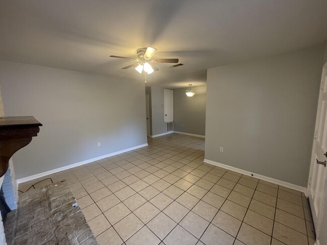 7047 Meadow Park Ave in Baton Rouge, LA - Building Photo - Building Photo