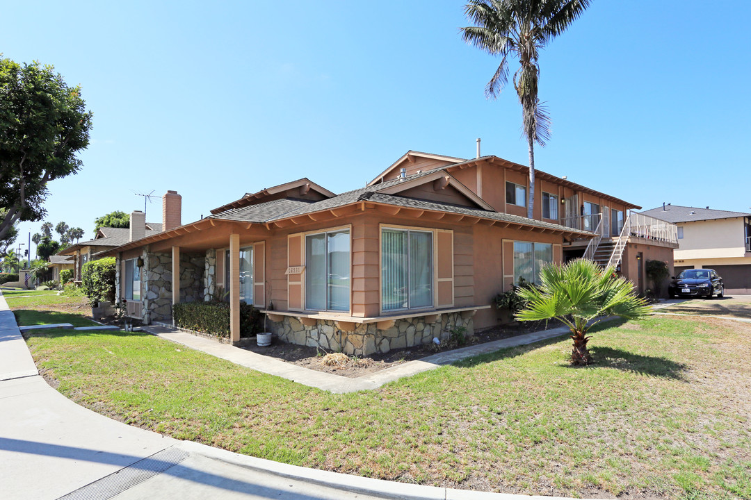 16931 Gothard St in Huntington Beach, CA - Foto de edificio