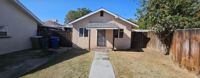 300 Linda Vista Dr, Unit 300A in Bakersfield, CA - Building Photo - Building Photo