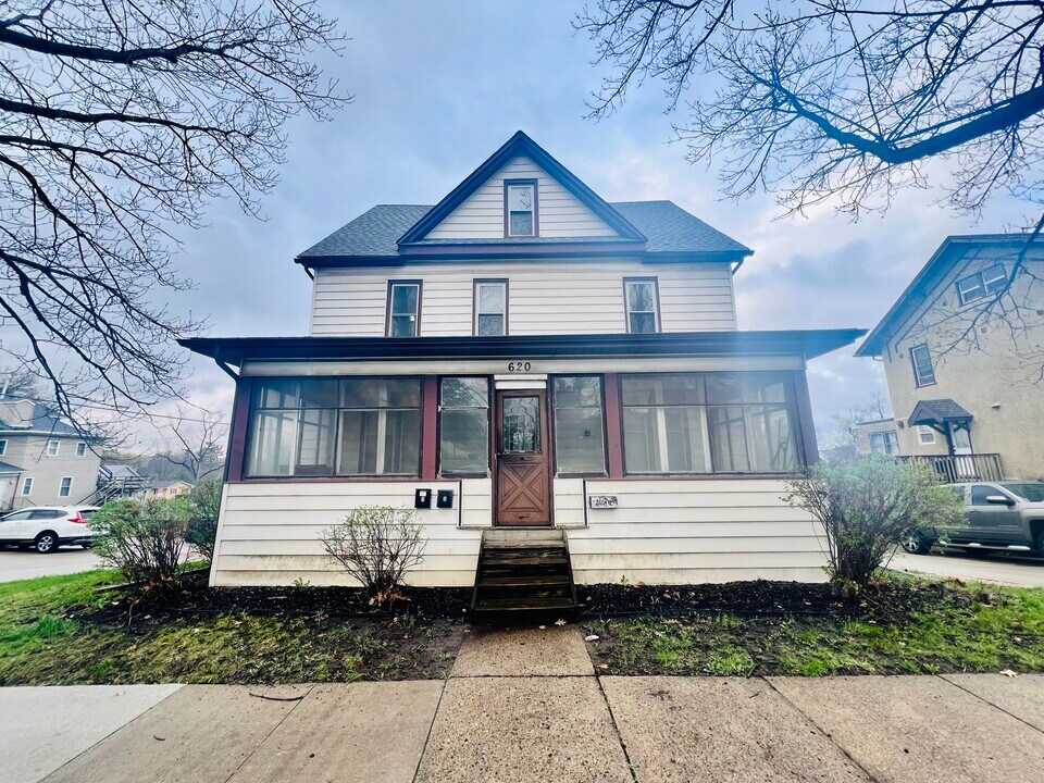 620 W Seerley Blvd, Unit 1 in Cedar Falls, IA - Building Photo