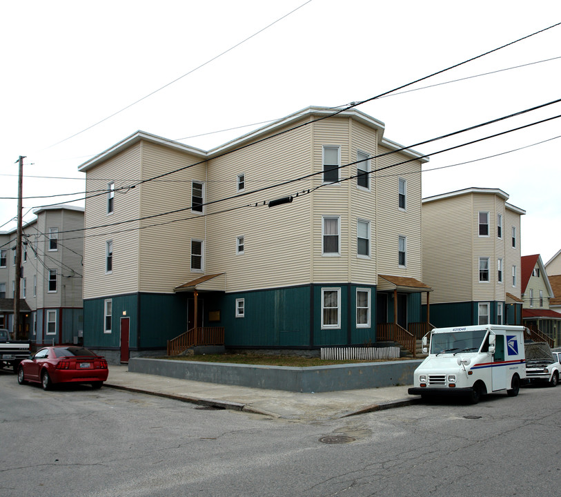 392 2nd Ave in Woonsocket, RI - Building Photo