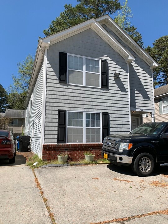 747 S Rosemont Rd, Unit 747 S Rosemont Rd in Virginia Beach, VA - Foto de edificio
