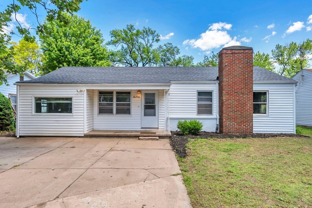 1040 N Baltimore Ave in Derby, KS - Building Photo