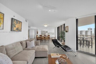 3598 Yacht Club Dr in Aventura, FL - Foto de edificio - Building Photo