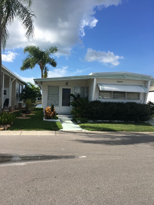 1415 Main St Apartments and Nearby Dunedin Apartments For Rent