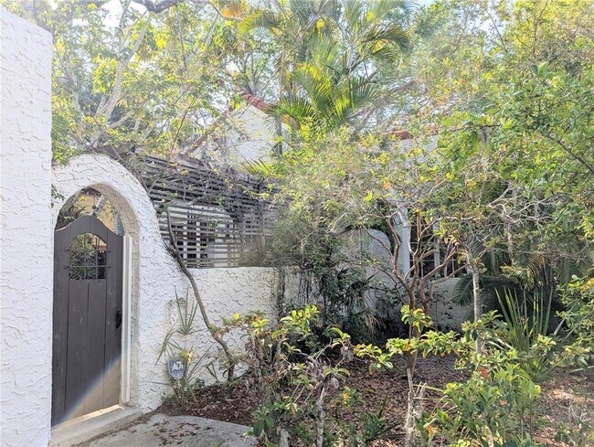 1701 Siesta Dr in Sarasota, FL - Building Photo - Building Photo