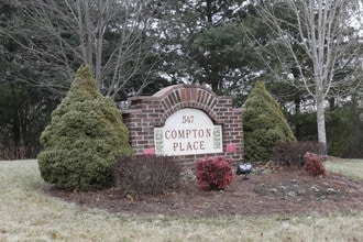 Compton Place Apartments - Senior Community in Asheville, NC - Foto de edificio - Building Photo
