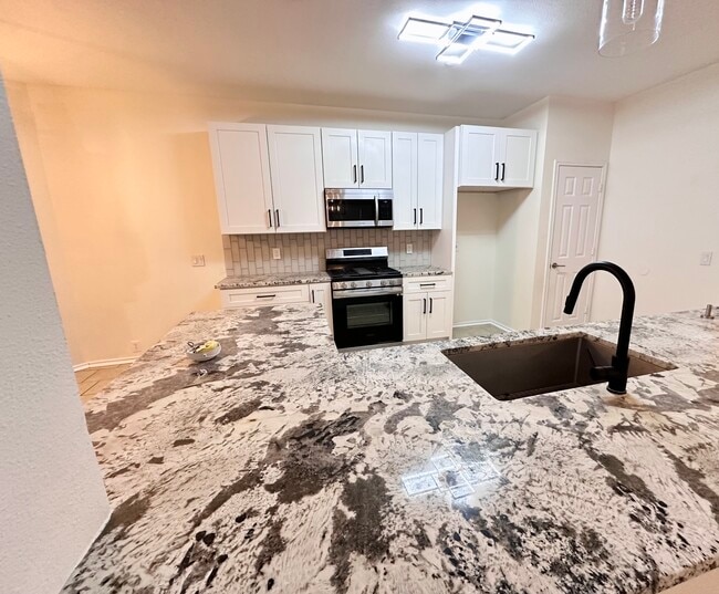 13215 Regency Frst in San Antonio, TX - Foto de edificio - Building Photo