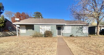 2420 33rd St in Lubbock, TX - Building Photo