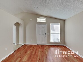 13714 Gentle Woods Ave in Riverview, FL - Building Photo - Building Photo