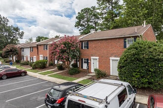 Lakeview Terrace Townhomes in Colonial Heights, VA - Foto de edificio - Building Photo