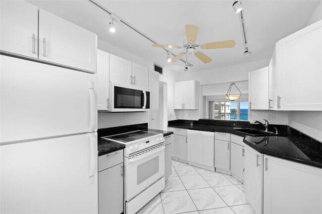 1069 Hillsboro Mile in Hillsboro Beach, FL - Building Photo - Building Photo