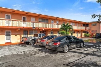19000 NE 3rd Ct in Miami, FL - Building Photo - Building Photo
