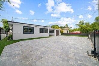 1555 Daytonia Rd in Miami Beach, FL - Building Photo - Building Photo