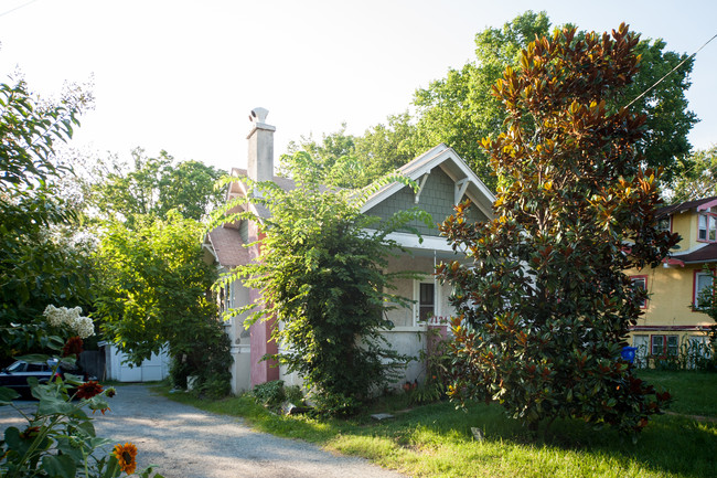 7124 Carroll Ave in Takoma Park, MD - Foto de edificio - Building Photo