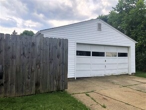 630 Essex St in Akron, OH - Foto de edificio - Building Photo