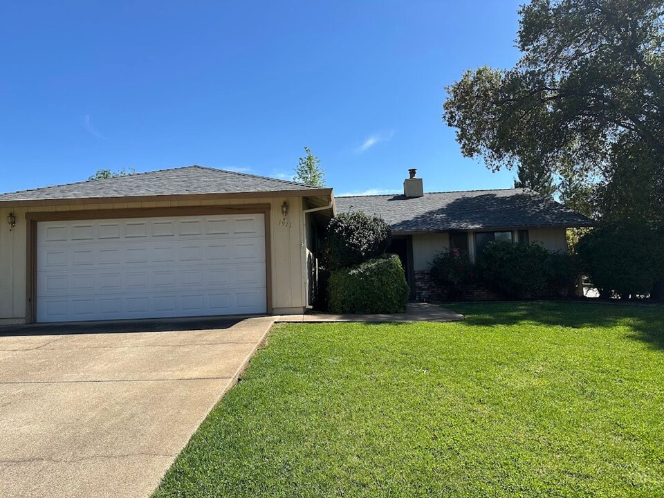 1911 Breckenwood Dr in Redding, CA - Building Photo