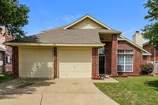 1361 Honeysuckle Ln in Lewisville, TX - Building Photo