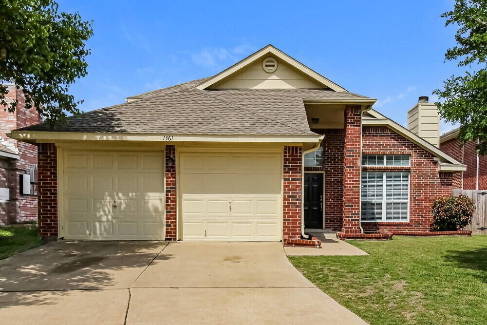 1361 Honeysuckle Ln in Lewisville, TX - Building Photo
