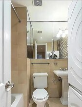 40 Avenue B, Unit 4W in New York, NY - Foto de edificio - Building Photo