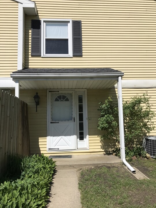 2630 Woodgate Dr in St. Joseph, MI - Building Photo