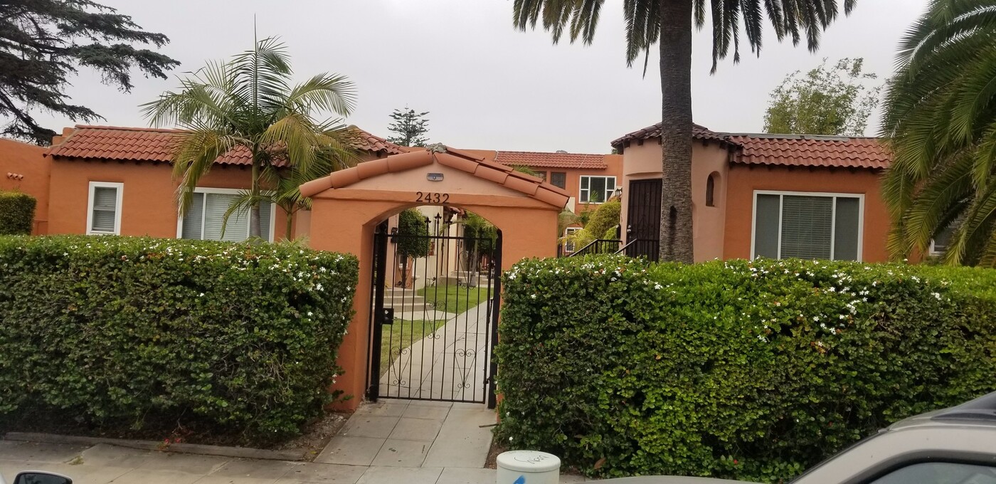 2430.5 E St in San Diego, CA - Building Photo