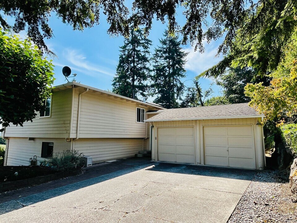 9709 NE 139th St in Kirkland, WA - Building Photo